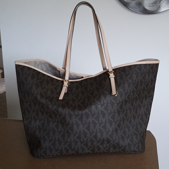Michael Kors Handbags - Michael Kors Large Jet Set Tote, EUC